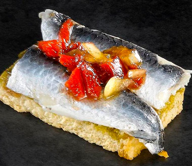 Tosta de queso y boquerones Tosta de queso y boquerones