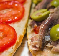 Pan con tomate, anchoas y atún Pan con tomate, anchoas y atún