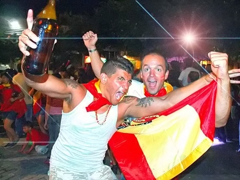 Celebrando el gol en la Plaza Mayor de Aranda de Duero Fotografía: Javier Marqués