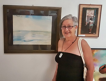 Olga Araúzo junto a una obra de Reis Olga Araúzo junto a una obra de Reis