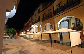 Imagen nocturna de los puestos. Artearanda 2010 artearan2010 Aún abierto el plazo de Inscripciones para Artearanda 2011