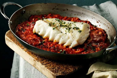 Skrei al horno con tomate y ajo