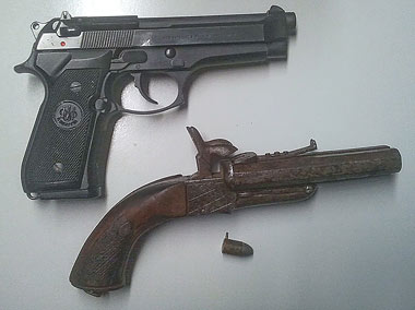 La mítica Beretta 92FS junto a una Lefaucheux La mítica Beretta 92FS junto a una Lefaucheux