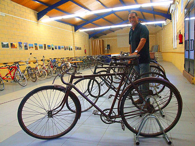 D. Pablo Velázquez junto a parte de la exposición D. Pablo Velázquez