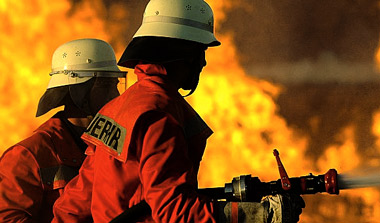 Bomberos voluntarios en plena actuación Bomberos voluntarios en plena actuación