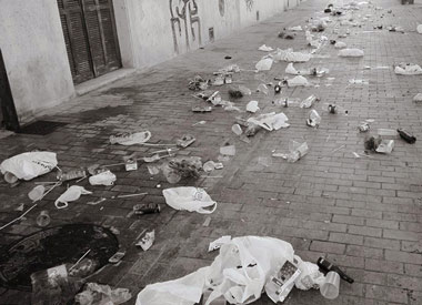 Estado en el que quedan las calles después del "botellón" Estado en el que quedan las calles después del "botellón"