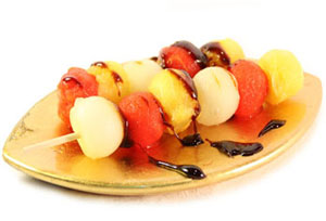 Brocheta de frutas con su jugo caramelizado Brocheta de frutas con su jugo caramelizado