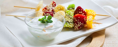 Brochetas de fruta con crema de yogur