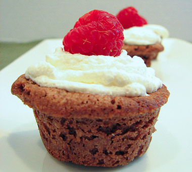 Brownie con nata y frambuesa