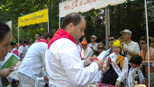 Nuestro Chef Fernando Martín, evaluando uno de los platos