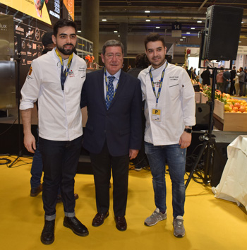 César Rico junto a los cocineros Alejandro Serrano y Ricardo Temiño