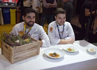 Alejandro Serrano y Ricardo Temiño posan junto a sus platos 