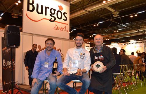 El Chef David Izquierdo junto a dos productores David Izquierdo con los productores de su intervención