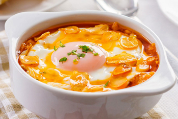 Sopa de ajo de pan seco y yema de huevo