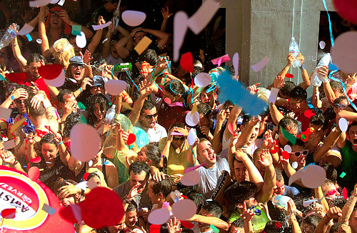 Fotografía: Javier Marqués | Animación en la Plaza Mayor durante el Cañonazo