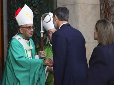 Arzobispo de Barcelona cardenal Juan José Omella recibiendo a los Reyes de España El Cardenal Juan José Omella junto a los reyes Felipe VI y Letizia