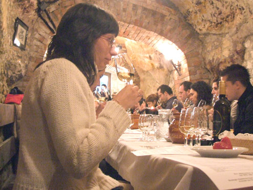 Una de las asistentes a la cata analiza un Moscato D´Asti Fotografía: Javier Marqués