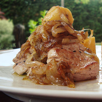 Solomillo de cerdo con cebolla caramelizada Solomillo de cerdo con cebolla caramelizada