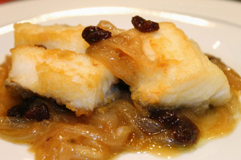Pescado con cebolla caramelizada Pescado con cebolla caramelizada