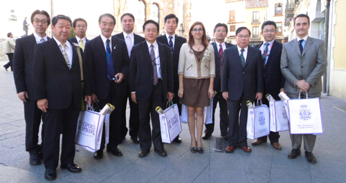 Delegación de la Asociación Japonesa, junto a la Alcaldesa Foto de grupo