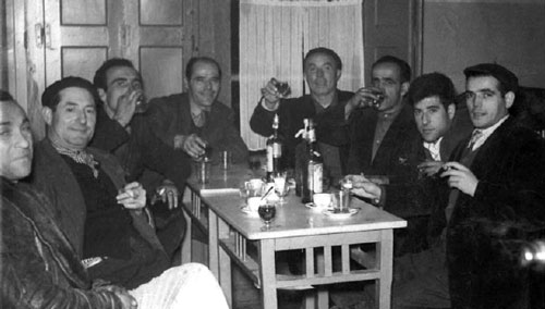 Reunión de empleados en el bar del Cine Aranda, 01-02-1959, de izquierda a derecha: Desconocido, Gabino Cisnal, Felipe Bocanegra, Terencio Sendino, Eusebio García, Lorenzo García, Celestino Alcalde, Antonio Nuñez.