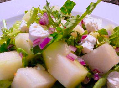 Ensalada de lechugas con ciruelas y queso fresco