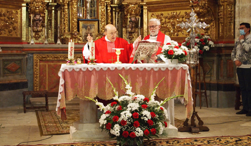 Concelebrando con el párroco de Vadocondes