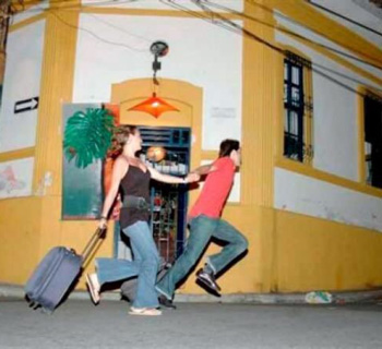 En México se dedican a correr por los alrededores de sus casas con maletas