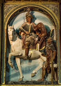 Imagen de San Martín de Tours en el centro del retablo