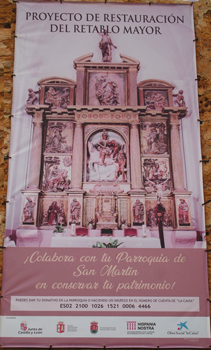 Cartel en el exterior del templo anunciando la restauración del retablo