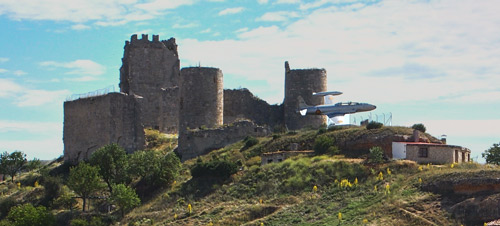 Detalle del avión que estaba junto al castillo