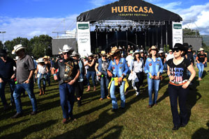 Country Line Dance en el campo de fútbol