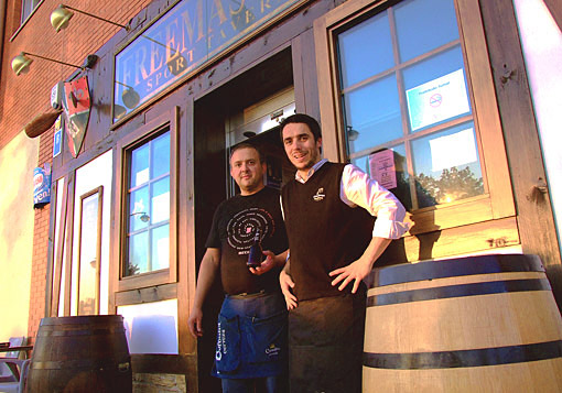 "Sebas" Gerente de la Freemason´s y Asterio Tapia presentanto la Gran Reserva "Sebas" gerente de la Freemason´s y Asterio Tapia presentanto la Gran Reserva.