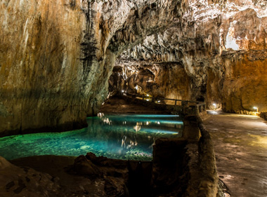 Cueva de Valporquero. El lago azul Cueva de Valporquero. El lago azul