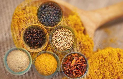 El curry es un condimento que combina el polvo de varias especias El curry es un condimento que combina el polvo de varias especias