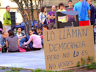 La Plaza de la Constitución congregó a varios cientos de "indignad@s" Fotografía: Javier Marqués