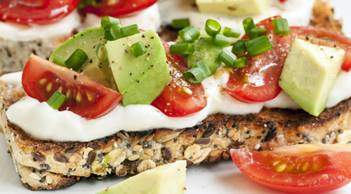 Pan integral, aguacate y tomate Pan integral, aguacate y tomate