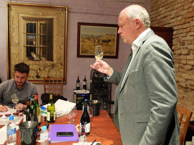 El master of Wine dirigiendo una Cata en el WSET 3 en la Ribera del Duero Cata en el WSET 3 en la Ribera del Duero