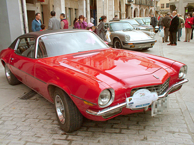 Exposicion de los automóviles participantes en la plaza mayor de Aranda de Duero Fotografía: Javier Marqués