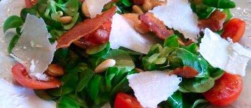 Ensalada templada con tomate cherri y piñones