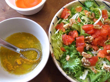 Ensalada de escarola y granada con vinagreta de cúrcuma