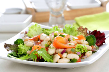 Ensalada de alubias blancas y judías verdes con salmón