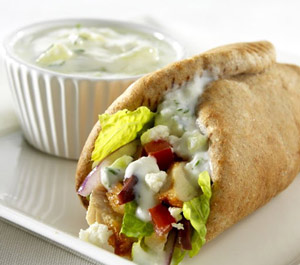 kebab con pollo, ensalada y salsa de yogur 