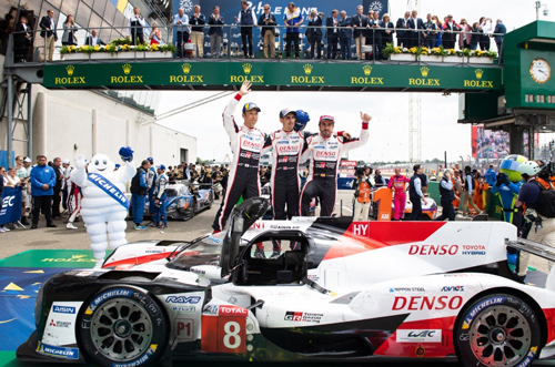 Nakajima, Buemi y Alonso, celebrando su triunfo Nakajima, Buemi y Alonso, celebrando su triunfo