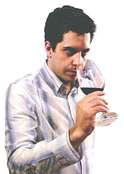 Fernando Ortiz realizando una cata