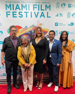 Ray Romano, director de Somewhere in Queens, la alcaldesa de Miami Dade, Danielle Levine Cava, y la congresista, María Elvira Salazar. El director Ray Romano, la alcaldesa de Miami Dade Danielle Levine Cava y la congresista María Elvira Salazar