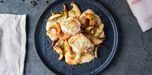 Rollitos de fogonero noruego con langostinos y setas shitake frescas