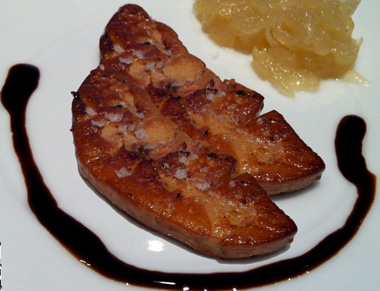 Foie a la plancha con una confitura de frutos rojos