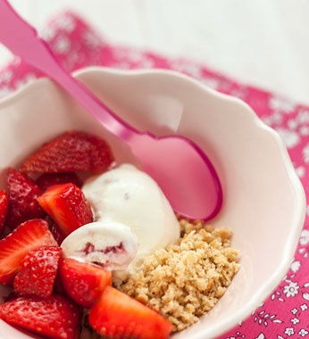 Fresas y queso para el desayuno