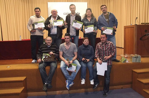 Los ganadores posan con sus diplomas Fotografía: Merche Abad